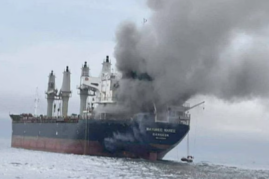 Iran tấn công dữ dội, loạt tàu chở dầu chung số phận thảm khốc