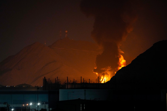 Tên lửa Iran xuyên qua lớp phòng thủ đánh chặn Patriot, lao thẳng kho dầu UAE