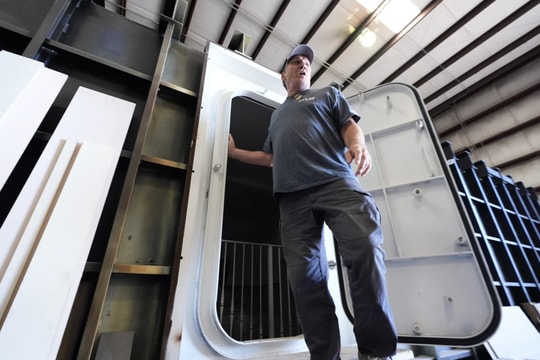 Chiến sự Trung Đông leo thang, doanh nghiệp hầm trú ẩn Mỹ 'cháy hàng'