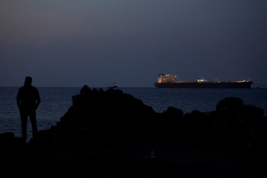 Tàu đi qua eo biển Hormuz tự nhận liên quan Trung Quốc để tránh tên lửa Iran