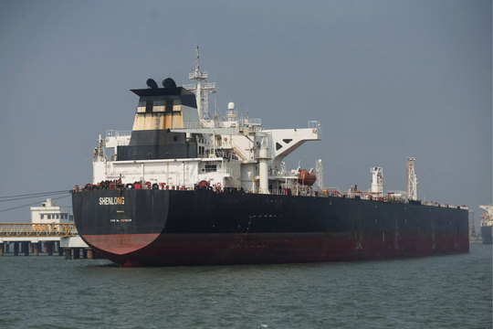 Hải quân Ấn Độ hộ tống tàu dầu đầu tiên vượt eo biển Hormuz thành công