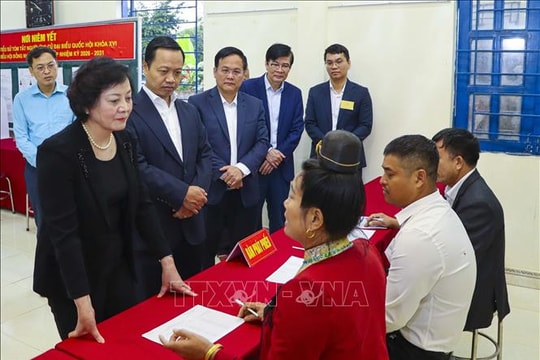 Phó Thủ tướng Phạm Thị Thanh Trà kiểm tra công tác bầu cử ở Điện Biên