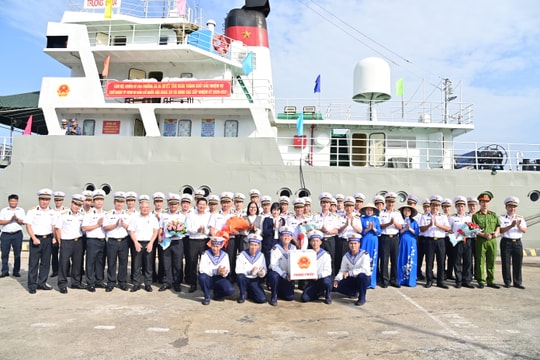 Vùng 2 Hải quân đón Tổ bầu cử sớm trên biển hoàn thành nhiệm vụ trở về đất liền