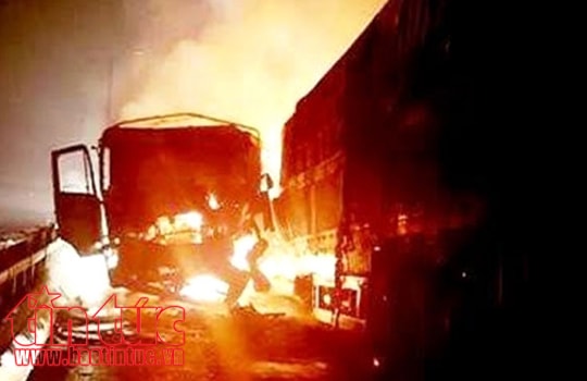 Xe đầu kéo bốc cháy dữ dội sau tai nạn trên Quốc lộ 6