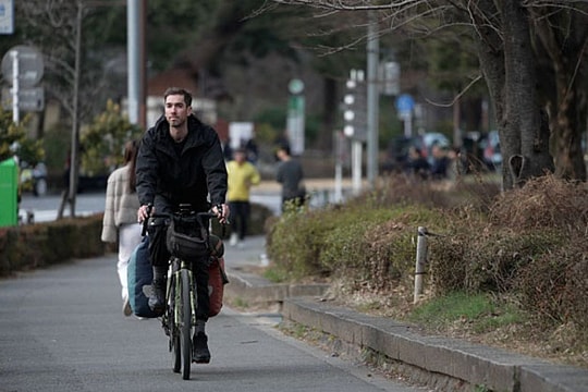 Thoát khỏi vùng chiến sự khi đạp xe xuyên thế giới