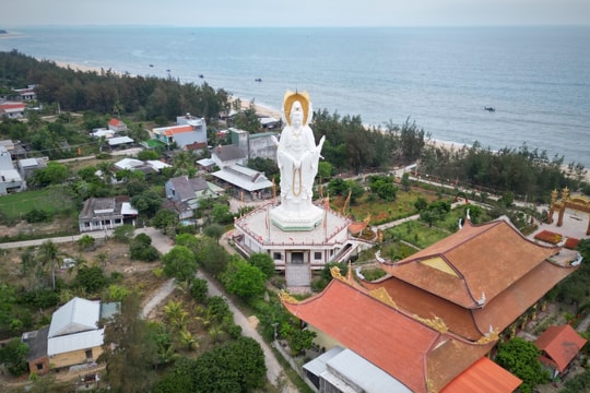 Hai công trình tâm linh ven biển Dung Quất - Sa Huỳnh