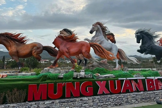 Cụm linh vật ngựa ở Quảng Trị bị phá hoại