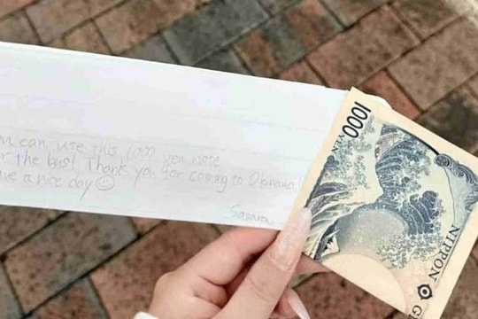 Hành động của bé gái Nhật khiến du khách Trung Quốc suýt khóc