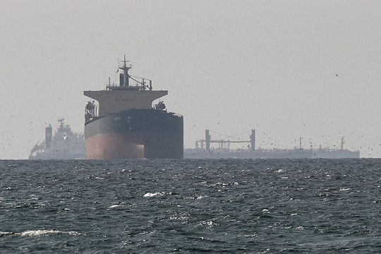 Dầu Iran vẫn di chuyển qua eo biển Hormuz