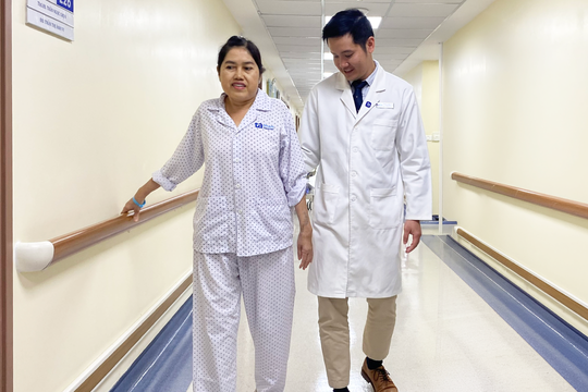 Bốn lần đến Việt Nam thay khớp trong một năm