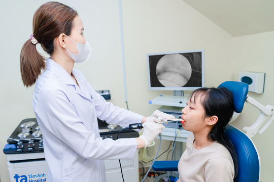 Uống nhiều nước có hết đau họng không?