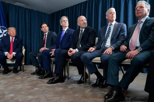 Ông Trump bỏ tiền túi tặng giày cho hàng loạt cấp dưới