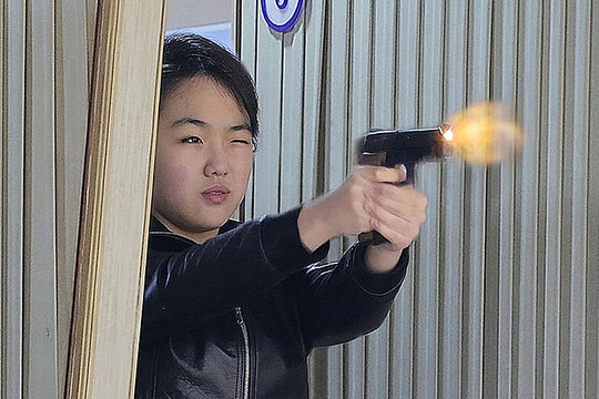 Con gái ông Kim Jong-un bắn súng khi thăm nhà máy vũ khí