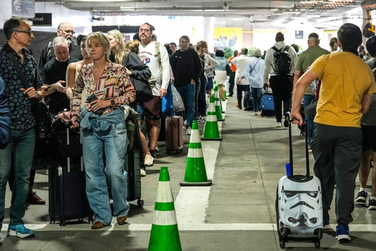 Bức xúc vì xếp hàng nhiều giờ chờ soi chiếu an ninh ở sân bay Mỹ