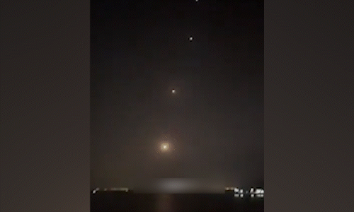 Khoảnh khắc tên lửa Iran vượt qua loạt đạn đánh chặn Patriot