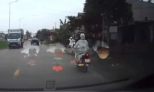 Quả bóng lăn ra đường khiến người phụ nữ gặp nạn