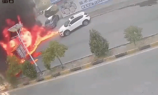 Tài xế phản ứng chậm một cách khó hiểu khi ôtô bị lửa thiêu