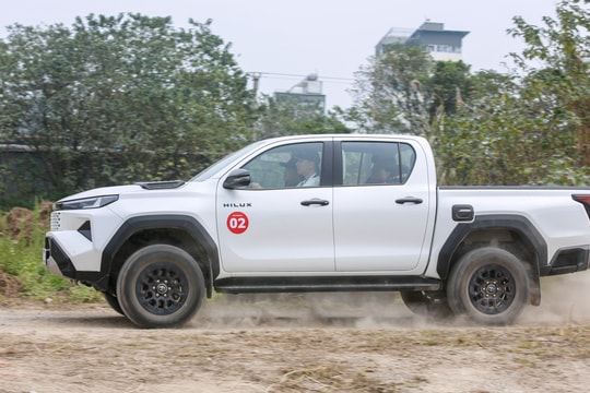 Doanh số xe bán tải tháng 2 - Hilux lần đầu vượt Ranger