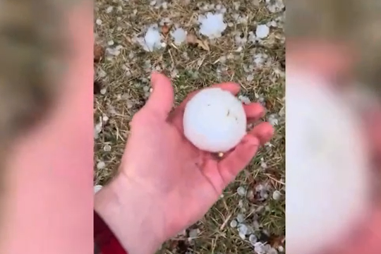 Mưa đá to bằng quả bóng chày ở miền trung Mỹ