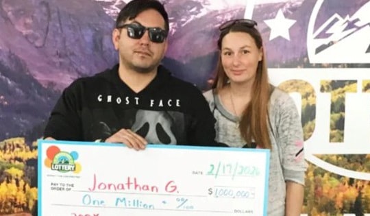 Mua vé số để “xả xui”, người đàn ông trúng giải độc đắc 1 triệu USD