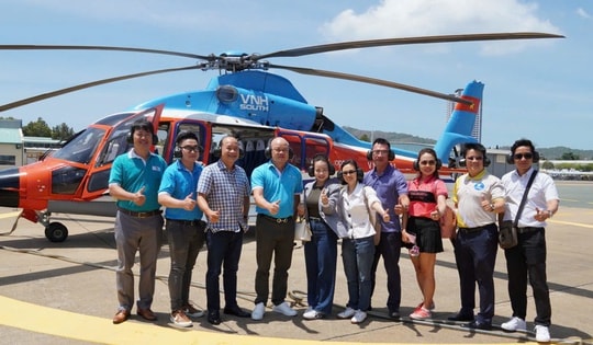 Tour trực thăng ngắm TP HCM cất cánh