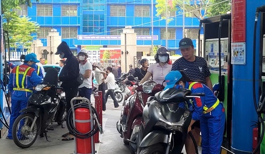 Giá xăng dầu giảm mạnh, có mặt hàng giảm gần 8.000 đồng/lít