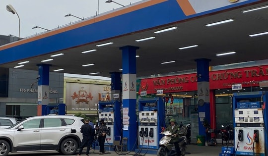 Cảnh tượng khác lạ tại cây xăng khi giá giảm sâu
