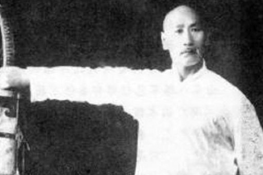 Cao thủ Trung Quốc nâng ô tô bằng 1 tay, khiến 300 tên cướp khiếp sợ