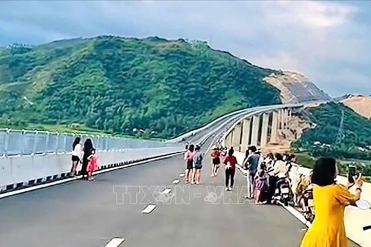 Cảnh báo người dân không đi vào cao tốc đang thi công