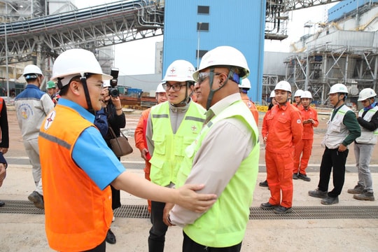 Động viên người lao động thi đua trên công trường Trung tâm Điện lực Quảng Trạch