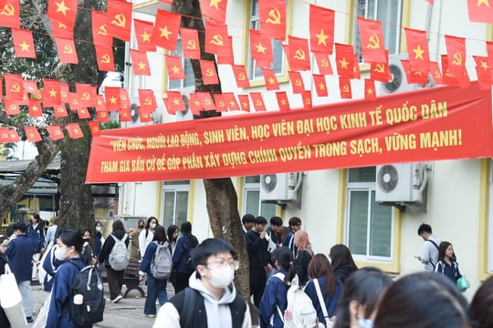 Dấu mốc trưởng thành thiêng liêng khi cầm trên tay lá phiếu