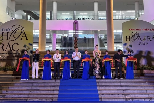 'Hoa và rác' kể câu chuyện môi trường qua nghệ thuật tái chế