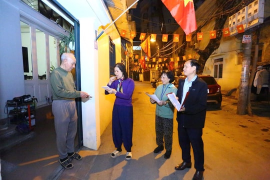 Cán bộ phường ở Hà Nội tối muộn gõ cửa từng nhà phát thẻ cử tri