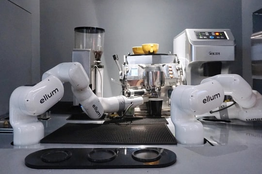 Quán nhỏ ở TPHCM "chơi lớn" dùng robot pha cà phê, 2 phút có ngay một ly