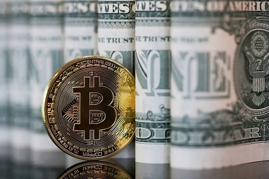 Bitcoin vẫn bị bán tháo dù giá neo trên 70.000 USD