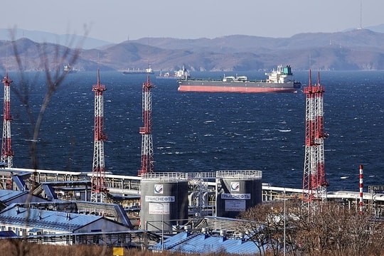 Mỹ tạm thời cho phép mua dầu Nga trên biển