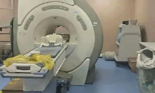 Bác sĩ bỏ quên bệnh nhân 6 tiếng trong máy chụp cộng hưởng từ