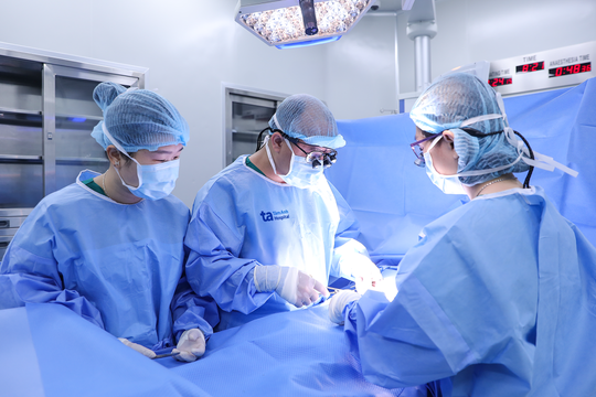 Bé trai bị áp xe do vi khuẩn tụ cầu vàng