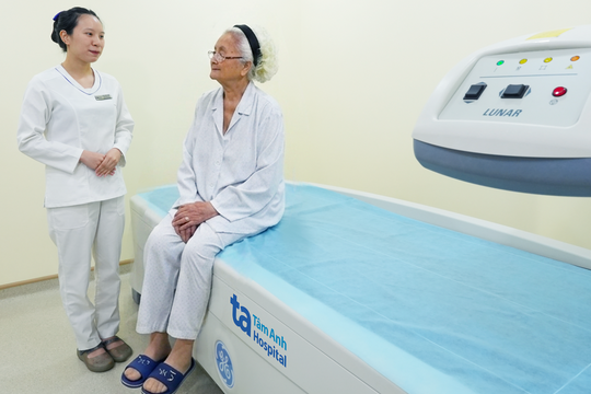 Tiêm thuốc sinh học trị loãng xương cho cụ bà