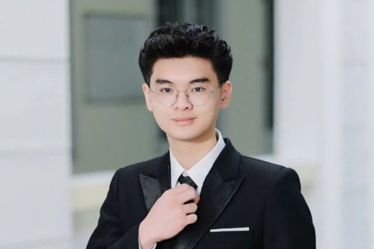 Nam sinh chuyên Tin đỗ Đại học Johns Hopkins với máy đo sức khỏe cho bà