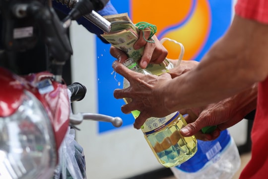 Người dân mua xăng trữ trong nhà có thể gặp rủi ro pháp lý gì?