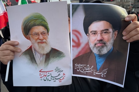 Cách Iran xây dựng hình tượng tôn giáo cho tân Lãnh tụ Tối cao