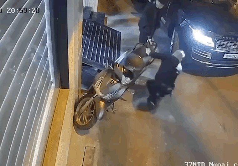 Tài xế ôtô chọc thủng lốp xe SH dựng trước cửa nhà