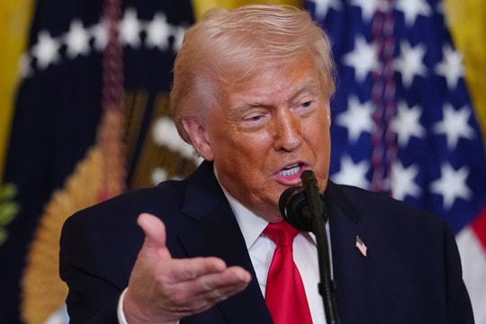 Ông Trump khuyên tàu hàng 'can đảm' đi qua Eo biển Hormuz