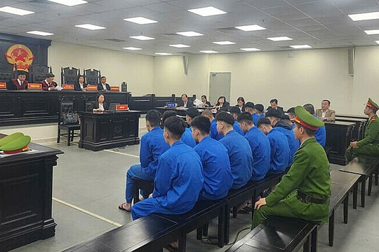 Nhóm 'trẻ trâu' cầm đinh ba, tuýp sắt vô cớ đâm người đi đường