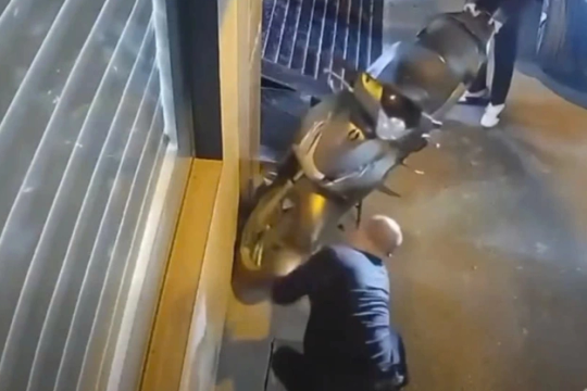 Cú chọc thủng cặp lốp xe Sh của người đàn ông đi Range Rover