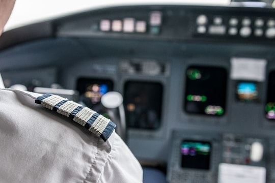 Phi công dụ tình 16 tiếp viên hàng không, quay lén băng sex