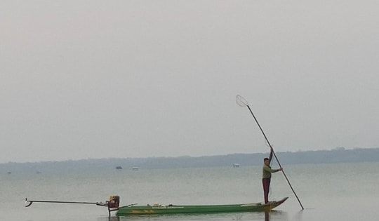 Hình ảnh "khác lạ" nhưng nhiều người thích trên hồ Dầu Tiếng