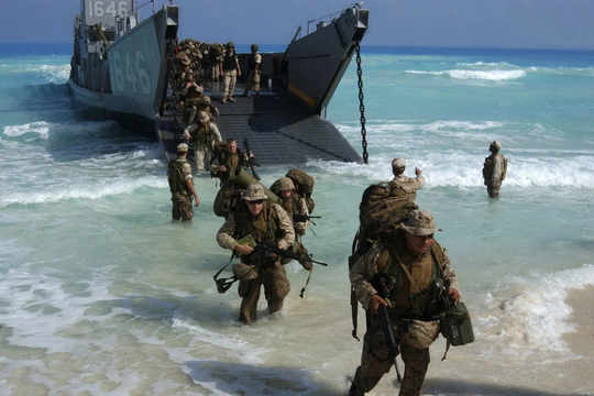 Mỹ sắp tung đòn sấm sét vào Iran: 2.500 lính thuỷ đánh bộ và tàu chiến nhận lệnh