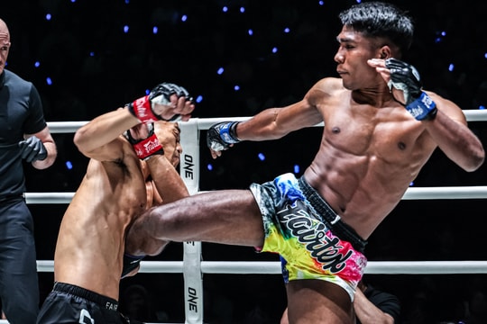 Võ sĩ Trung Quốc bị chọc sưng mắt, đối thủ ngỡ ngàng không ngờ được xử thắng